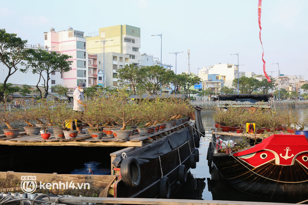 Chợ hoa trên bến dưới thuyền ở Sài Gòn đìu hiu ngày giáp Tết, người bán phải đốt vía xả xui - Ảnh 14.