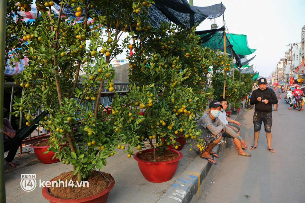 Chợ hoa trên bến dưới thuyền ở Sài Gòn đìu hiu ngày giáp Tết, người bán phải đốt vía xả xui - Ảnh 15.