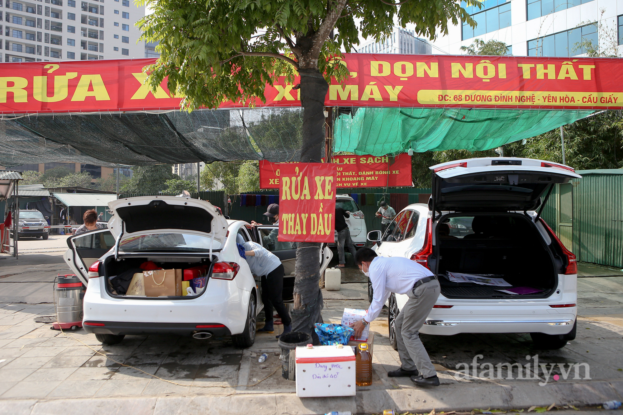 Tại cửa hàng rửa xe trên đường Dương Đình Nghệ (quận Cầu Giấy) luôn tấp nập xe ô tô ra vào để rửa xe, dọn nội thất.