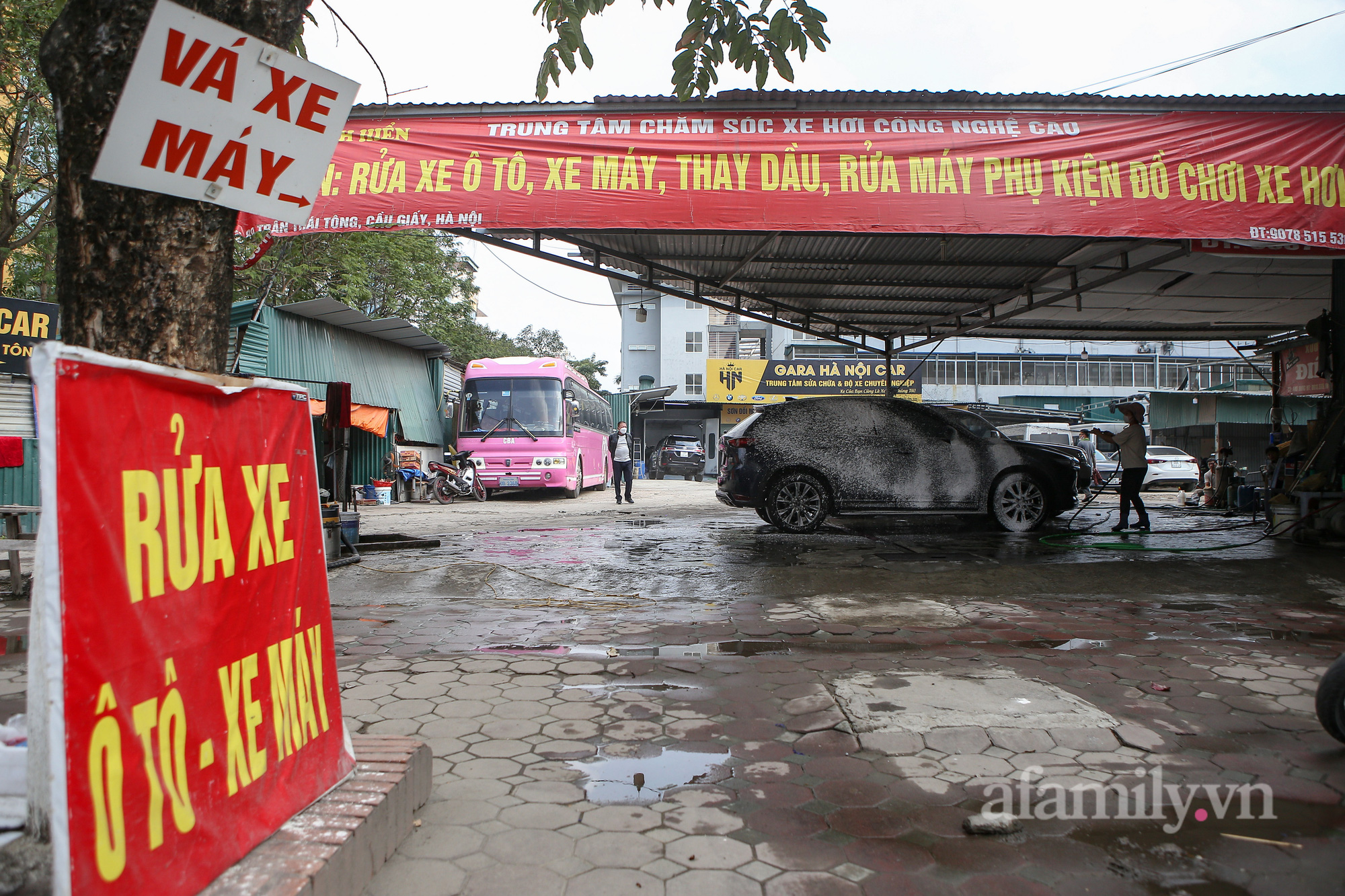 Một cửa hàng rửa xe khác trên đường Trần Thái Tông cũng rất đông khách.