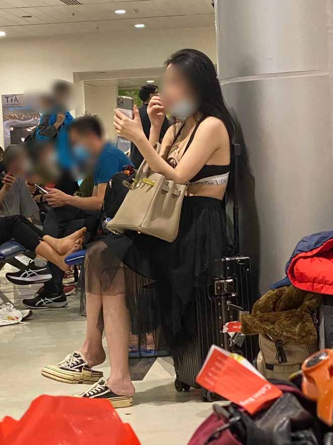 Chỉ vì chiếc áo ngực, cô gái làm náo loạn sân bay Tân Sơn Nhất, MXH tranh cãi nảy lửa - Ảnh 1.