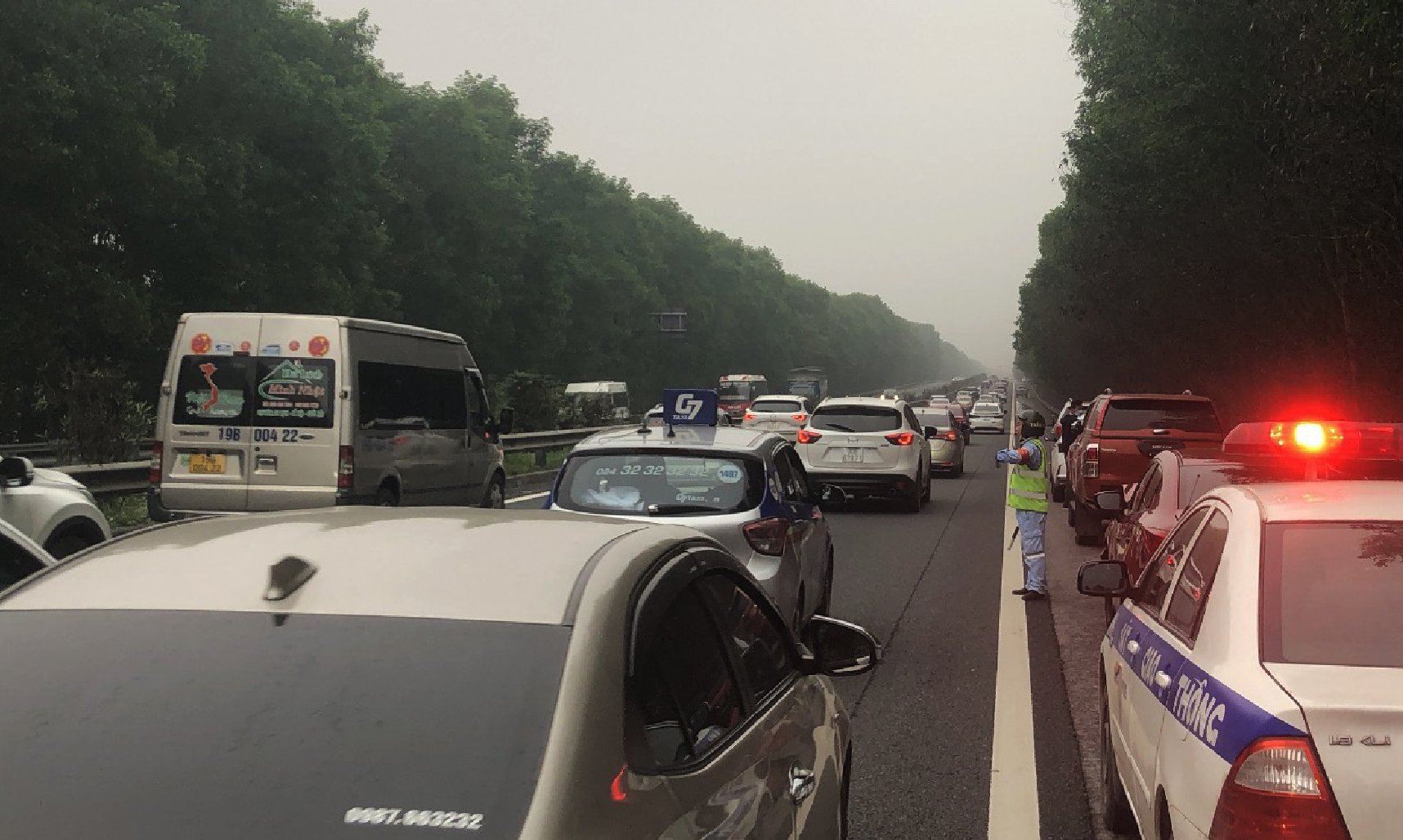 Các phương tiện ùn tắc kéo dài từ sáng sớm 29/1 trên cao tốc Pháp Vân - Cầu Giẽ. Ảnh: N.T.