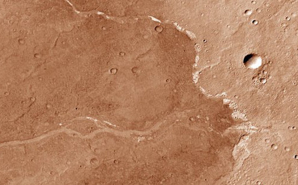 Dấu vết của muối trong một miệng hố va chạm bề ngang 1,5 km cho thấy nơi đây từng có một ao nước - Ảnh: NASA.