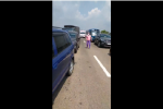 Clip: Người phụ nữ đi bộ giữa 2 làn xe ô tô trên đường cao tốc, liên tục vái lạy xin mở đường cho xe cấp cứu khiến nhiều người xót xa