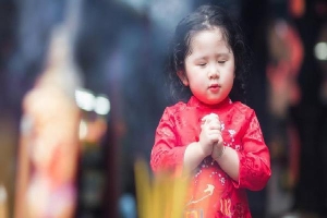 Tại sao trẻ con được khuyên không nên đến chùa? Nếu trẻ đi chùa vào dịp Tết cần chú ý những gì?