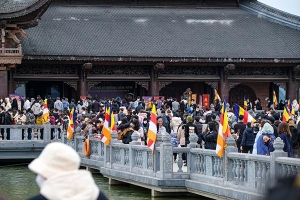 Hàng nghìn người đi lễ chùa Tam Chúc ngày mùng 3 Tết nhưng không còn cảnh chen lấn
