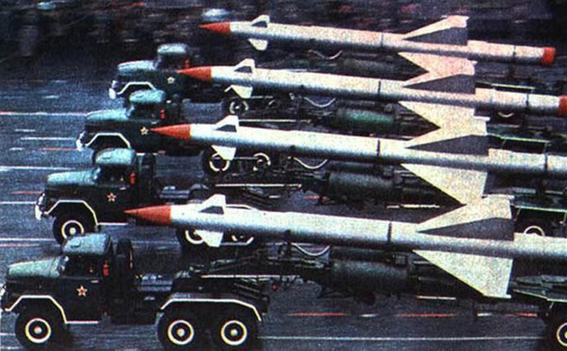 Советские ядерные ракеты. ЗРК С-25 Беркут на военных парадах. Зенитная ракетная система с-25 Беркут. Ядерное оружие СССР. Ракетно ядерное оружие СССР.