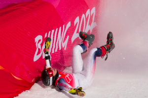 Cổ chân của nữ VĐV trượt tuyết bẻ cong 90 độ sau tai nạn nghiêm trọng ở Olympic mùa đông 2022