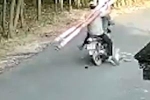 Phẫn nộ: 2 gã đàn ông đi xe máy chở đồ cồng kềnh cán qua người bé trai rồi lạnh lùng rồ ga bỏ chạy