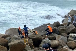 4 du khách đứng ở ghềnh đá chụp ảnh bị sóng lớn kéo ra biển, chỉ 2 người may mắn sống sót