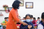 Trẻ tiểu học và lớp 6 ở ngoại thành Hà Nội trở lại trường