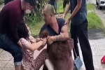 Đà Nẵng: Vợ nhờ người ập vào nhà nghỉ bắt cô gái trẻ, đưa về nhà đánh ghen dã man