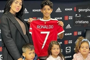Ronaldo Junior ký hợp đồng với Man United