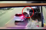 Vừa mở cửa xe, tài xế gục dưới bánh lái từ cú tông 'bất thường', clip camera quay rõ