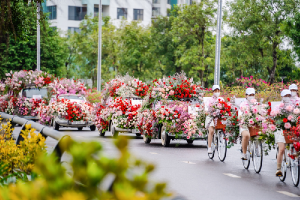 Đường phố Hà Nội bất ngờ ngập hoa trong ngày Valentine