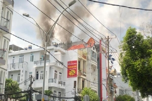 TP.HCM: Khói lửa nghi ngút tại căn nhà 4 tầng, nhiều người ôm tài sản tháo chạy