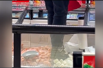 Hãi hùng cảnh nhân viên siêu thị đi cả giày vào trong tủ đông lạnh thực phẩm