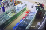 Nữ nhân viên 'té ngửa' khi bất ngờ khi nam thanh niên 'lao' vào cửa hàng theo cách thót tim