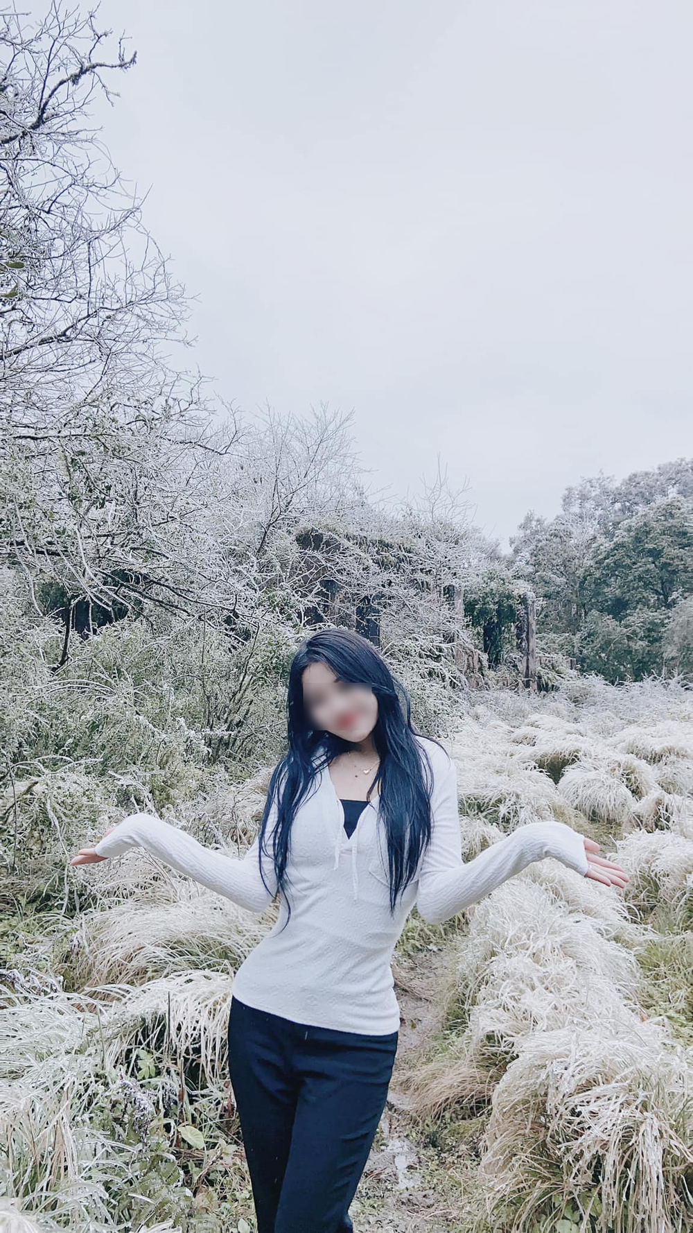 Lên núi băng Cao Bằng du lịch, thiếu nữ chụp ảnh sống ảo với trang phục khiến người xem 'nhìn đã thấy buốt răng' gây tranh cãi dữ dội - 2