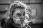 Nữ giáo viên mặt đầy máu, bố khóc tạm biệt con trước khi ly tán trong cuộc xung đột Nga-Ukraine