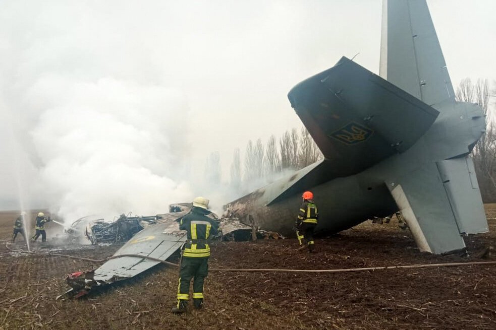 Hiện trường một chiếc máy bay của Ukraine bị bắn rơi trên bầu trời thuộc vùng Kiev vào hôm 24/2. Ảnh: Bộ Khẩn cấp Ukraine.