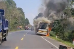 CLIP: Xe khách cháy dữ dội ở Đồng Nai, 19 người may mắn thoát nạn