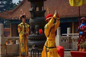 Cái quỳ gối của hoàng đế Khang Hi đổi lấy 200 năm thịnh vượng của nhà Thanh: Vì sao?