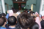 Đà Nẵng: Dân chen lấn xin giấy xác nhận điều trị F0 ở trạm y tế lưu động