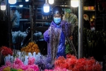 Nhiều ông chồng đội mưa rét lên chợ đêm Quảng An mua hoa tặng chị em phụ nữ