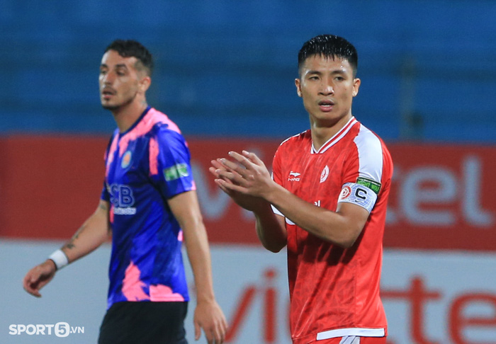 Bùi Tiến Dũng gặp chấn thương trong trận Viettel thắng Sài Gòn FC 2-0 (Ảnh: Hiếu Lương)