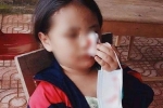Xôn xao hình ảnh bé gái 8 tuổi ôm mũi, máu chảy ướt áo sau khi lấy mẫu test nhanh COVID-19