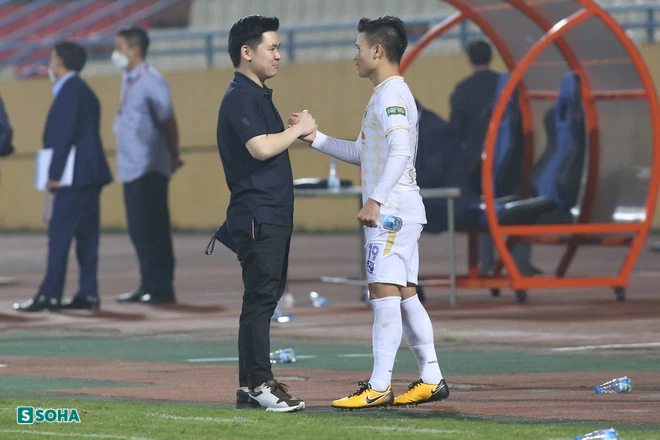Quang Hải chào hỏi chủ tịch Hà Nội FC sau cuộc trò chuyện với bầu Hiển.