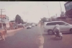 Khoảnh khắc kinh hoàng: Phóng xe tốc độ cao lao vào đuôi ôtô, thanh niên bị hất văng ra xa, nằm bất động