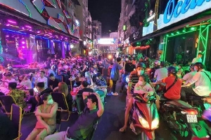 Những con phố không ngủ ở Hà Nội, TP.HCM dần thức giấc