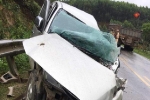 Xe bán tải chở gia đình thai phụ bị 'vò' nát sau tai nạn kinh hoàng