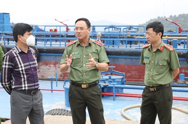 Thiếu Tướng Phạm Thế Tùng - Giám đốc Công an tỉnh Nghệ An chỉ đạo vụ bắt giữ tàu chở xăng lậu. Ảnh: PV