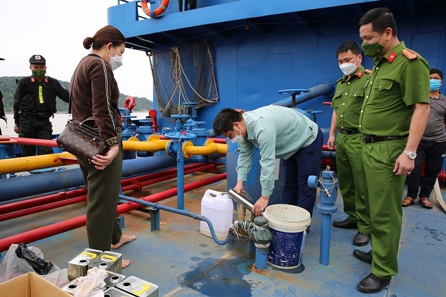 Cơ quan công an đang tiến hành kiểm đếm số xăng trên tàu Xuân Sơn 05. Ảnh: PV