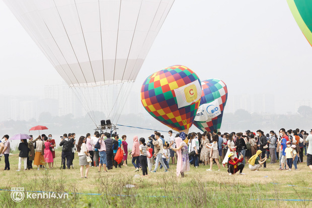 Rất đông các đoàn trẻ em được phụ huynh đưa đến trải nghiệm khinh khí cầu.