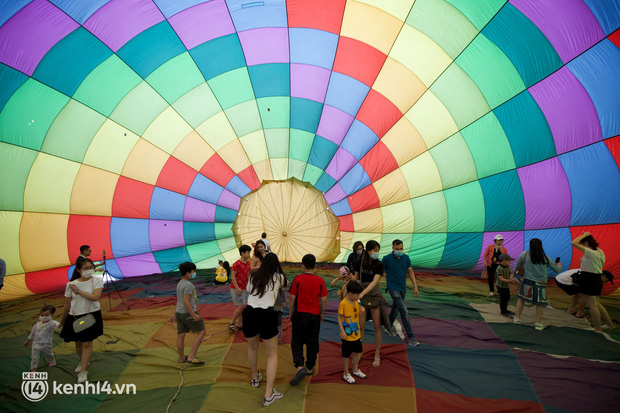 Bên trong khinh khí cầu được thả ngang dưới mặt đất cho khách tham quan.