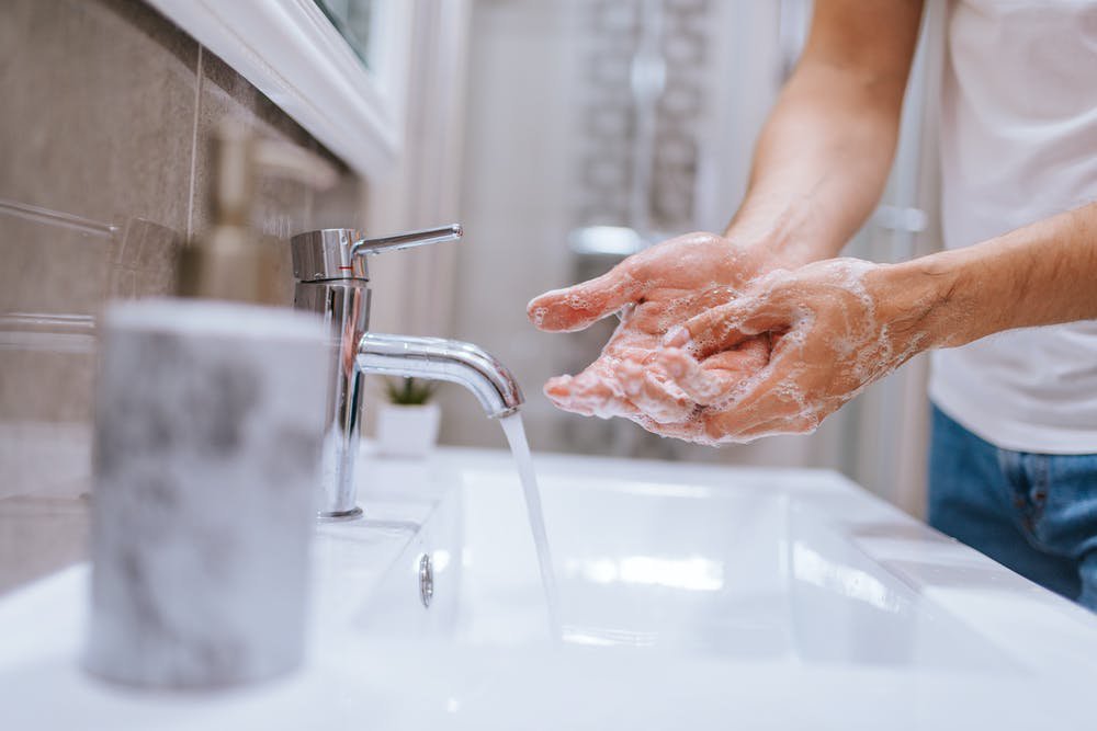 Omicron có thể tồn tại tới 21,1 giờ trên da người. Do đó, các chuyên gia khuyến cáo chúng ta nên rửa sạch tay bằng xà bông, nước sát khuẩn sau khi đi vệ sinh, tiếp xúc nguồn lây nhiễm, ho, hắt hơi. Ảnh: iStock.