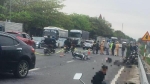 VỪA XONG tại Thái Bình: Ô tô vượt ẩu gây tai nạn liên hoàn, nhiều xe máy nằm la liệt chưa xác định thương vong