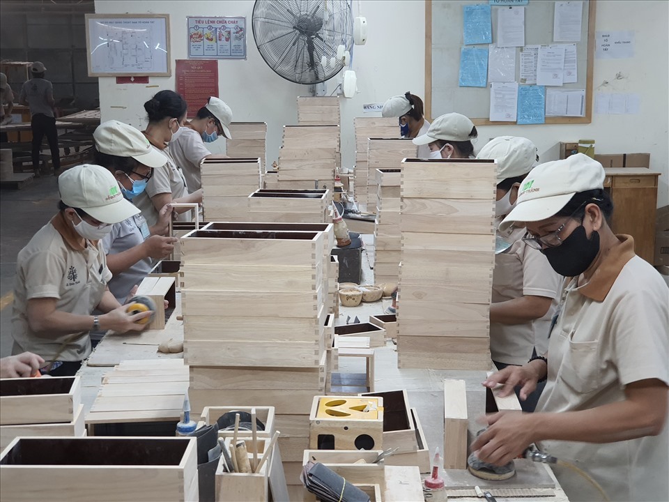 Dây chuyền sản xuất một công ty xuất khẩu đồ gỗ ở Bình Dương. Ảnh: N.D.
