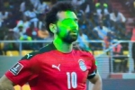 Salah bị chiếu laser trước khi đá hỏng phạt đền