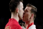 Để đoạt vé World Cup, đồng đội Ronaldo trải qua khoảnh khắc 'môi kề môi' với cầu thủ đối phương