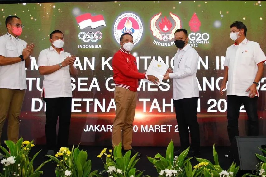 Bộ trưởng Amali (áo đỏ) giao nhiệm vụ cho Trưởng đoàn Kono. Ảnh: NOC Indonesia.