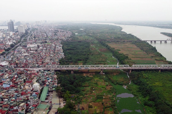 Quận Hoàn Kiếm đang nghiên cứu, cải tạo khu vực bãi giữa, bãi bồi ven sông thành công viên văn hóa du lịch. Ảnh: Hạ Vũ.
