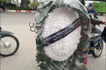 Hình ảnh buồn nhất hôm nay: Xót xa vòng hoa trắng tiễn đưa nam sinh trường chuyên nhảy lầu tự tử