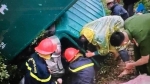 Cắt cabin cứu 2 người mắc kẹt trong xe tải suýt lao xuống sông