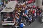 Hàng chục người đi đường nâng bổng xe buýt cứu người gặp tai nạn
