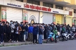 Người hâm mộ xếp hàng mua vé xem trận V.League cuối của Quang Hải